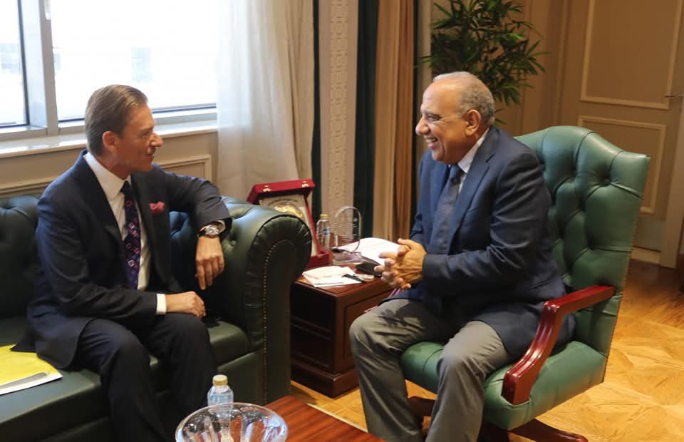 محمود عصمت ووزير الكهرباء السوداني