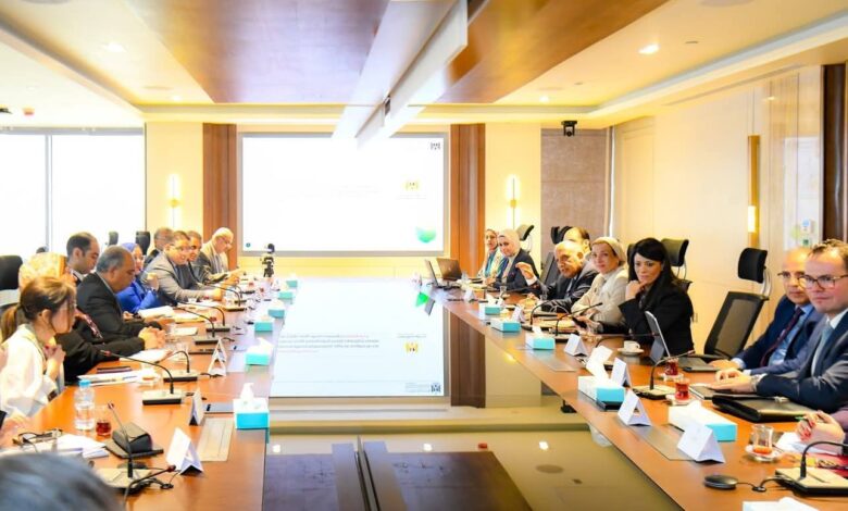 وزير التخطيط تعقد اجتماعًا مع عدد من الوزراء وممثلي الهيئات الوطنية