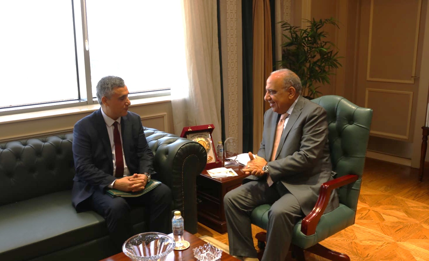 وزير الكهرباء والسفير الجزائري