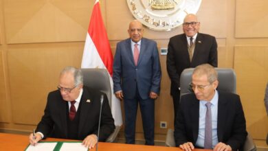 جانب من التوقيع