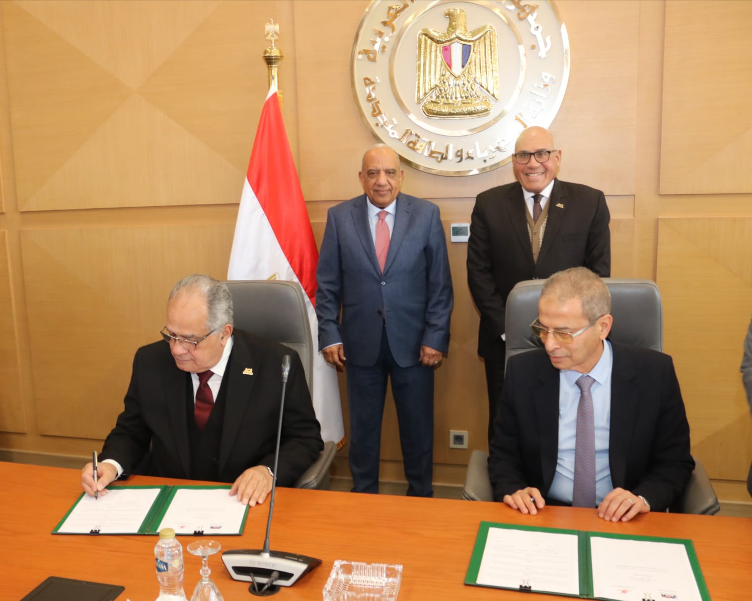 جانب من التوقيع