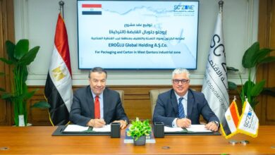 جانب من التوقيع