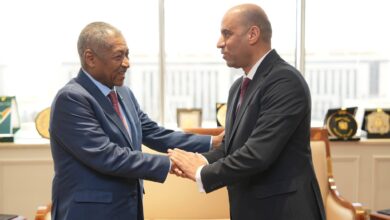 وزير العمل مع السفير السوداني