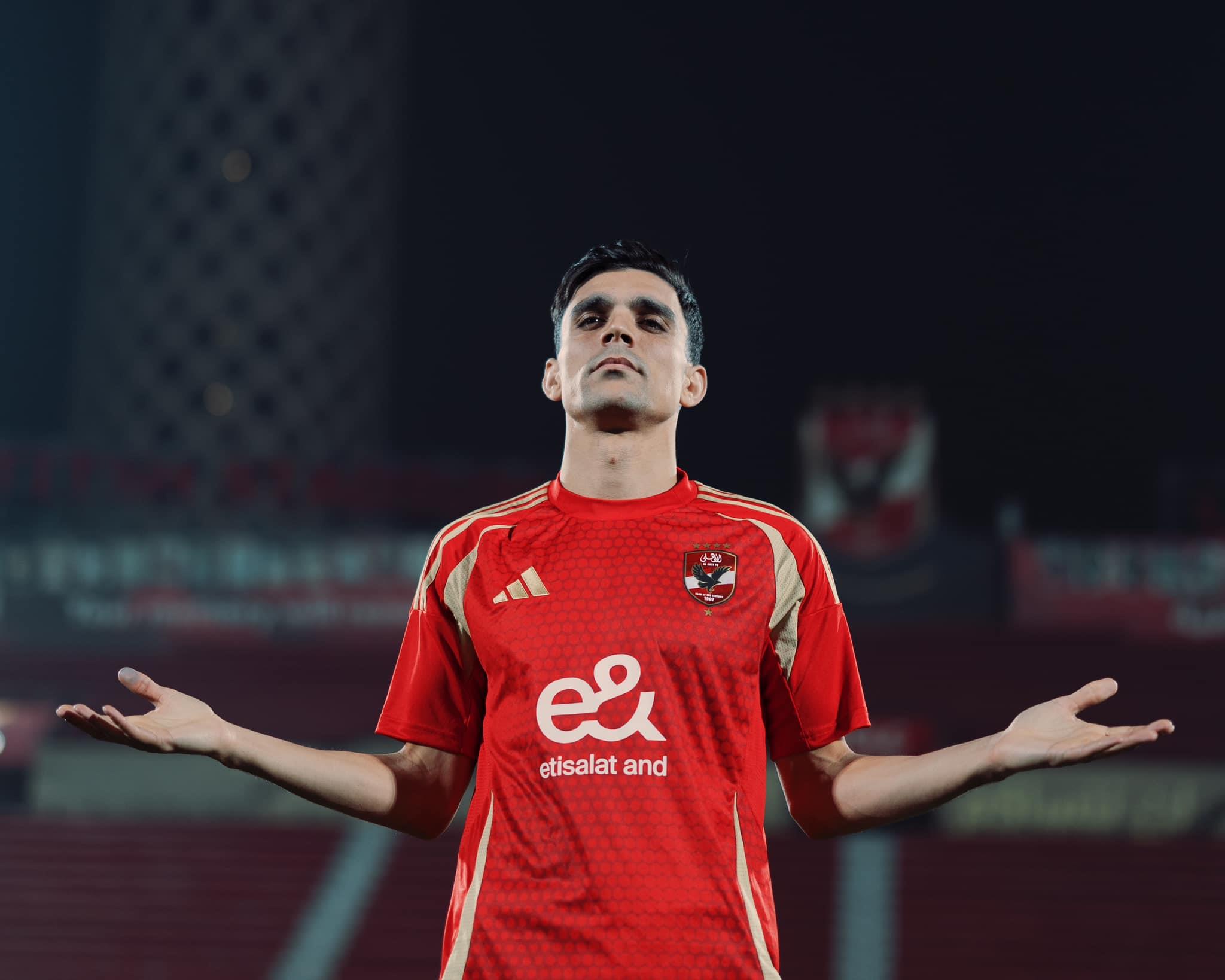 أشرف-بن-شرقي-قميص-الأهلي-9