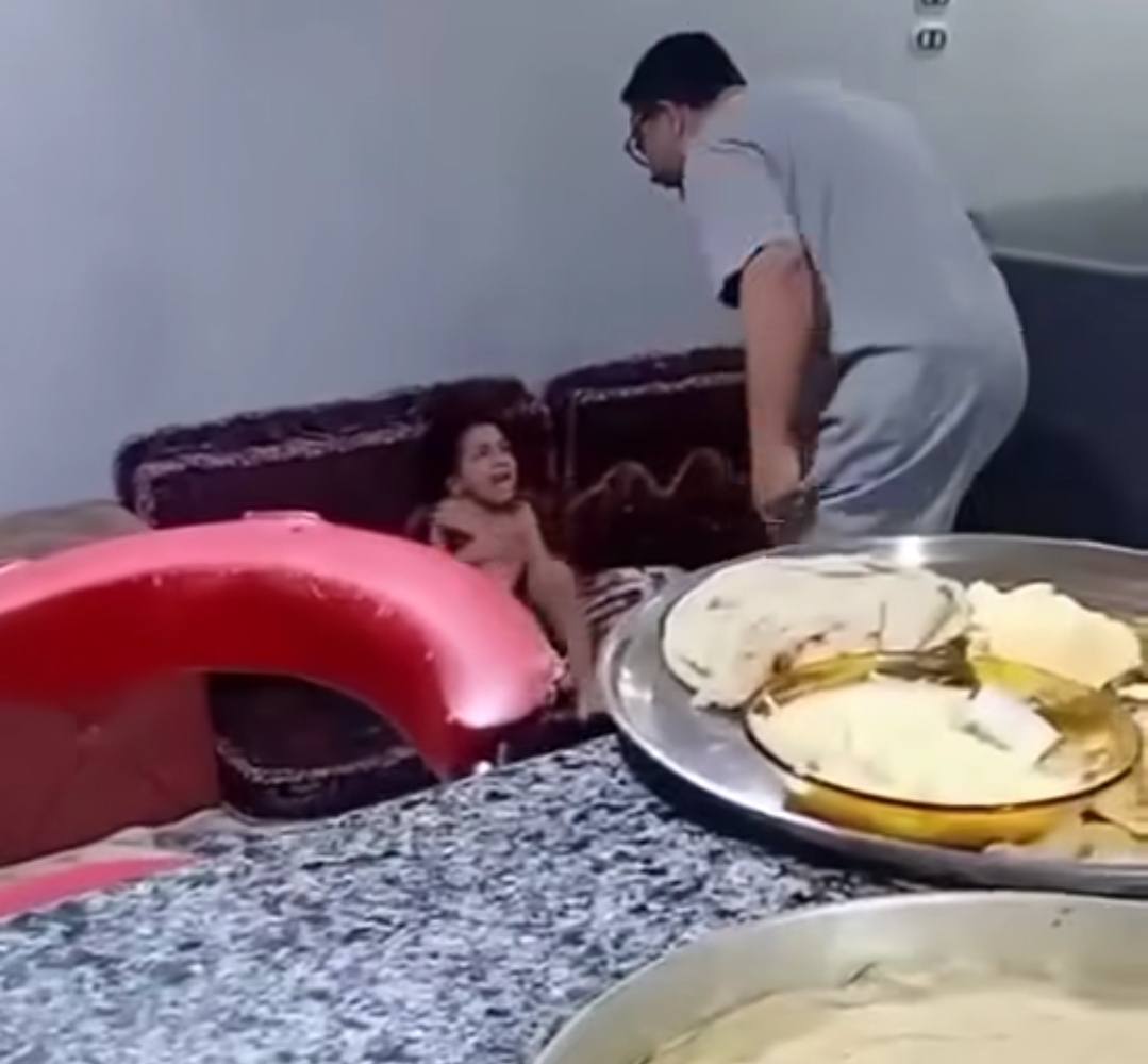 اعتداء أب على ابنته يثير تفاعلا واسعا
