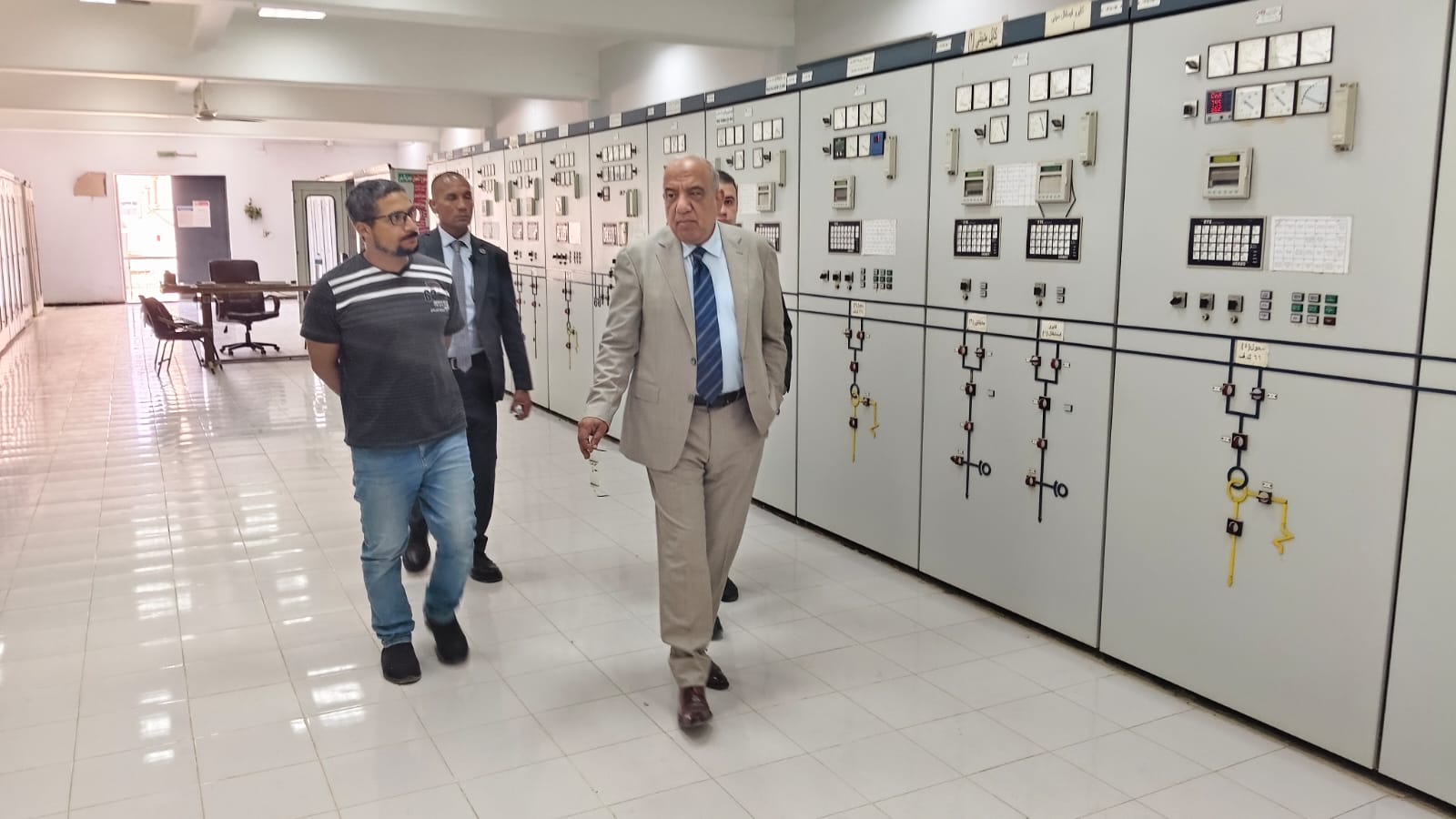 وزير الكهرباء والطاقة المتجددة